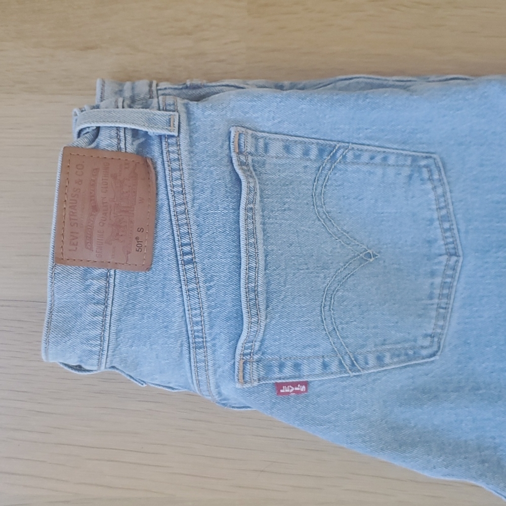 Levi's - Picture 2 of 4